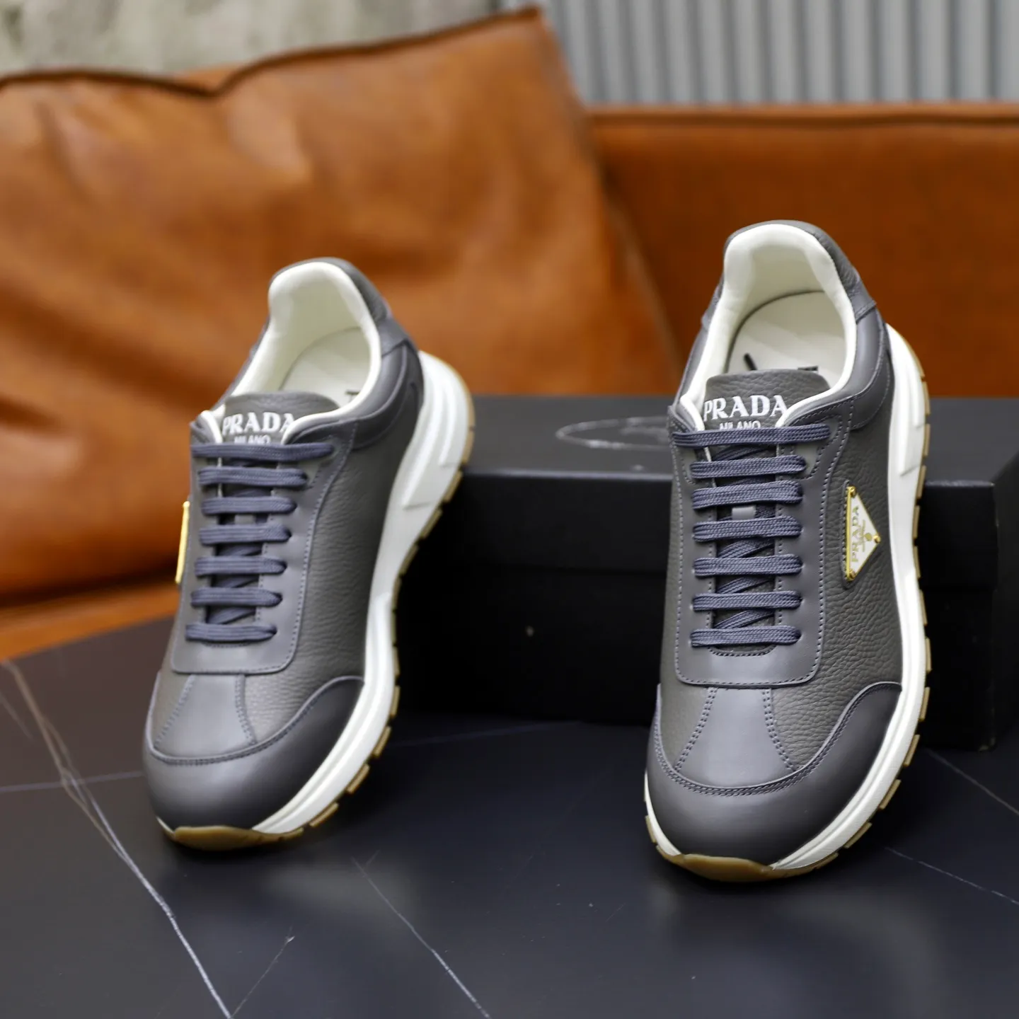 Factory price: 760💰Top original order Brand: PRADA (Prada) Standard code: Men's size 38/44 (45 can be customized) Grade: Same as the official website Material: Original cowhide stitching imported cowhide lining Original combination two-color wear-resistant soft outsole Style category: Leisure and sports version Young fashion European and American trend British style Color: Real picture color